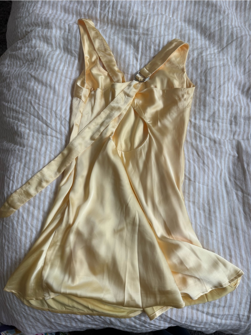 Princess Polly yellow satin mini dress in a US 6 like new - Picture 3 of 4